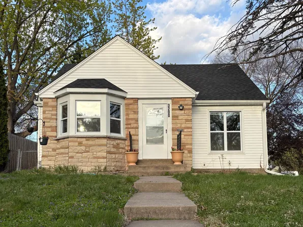 3200 Ewing Ave N, Robbinsdale, MN 55422
