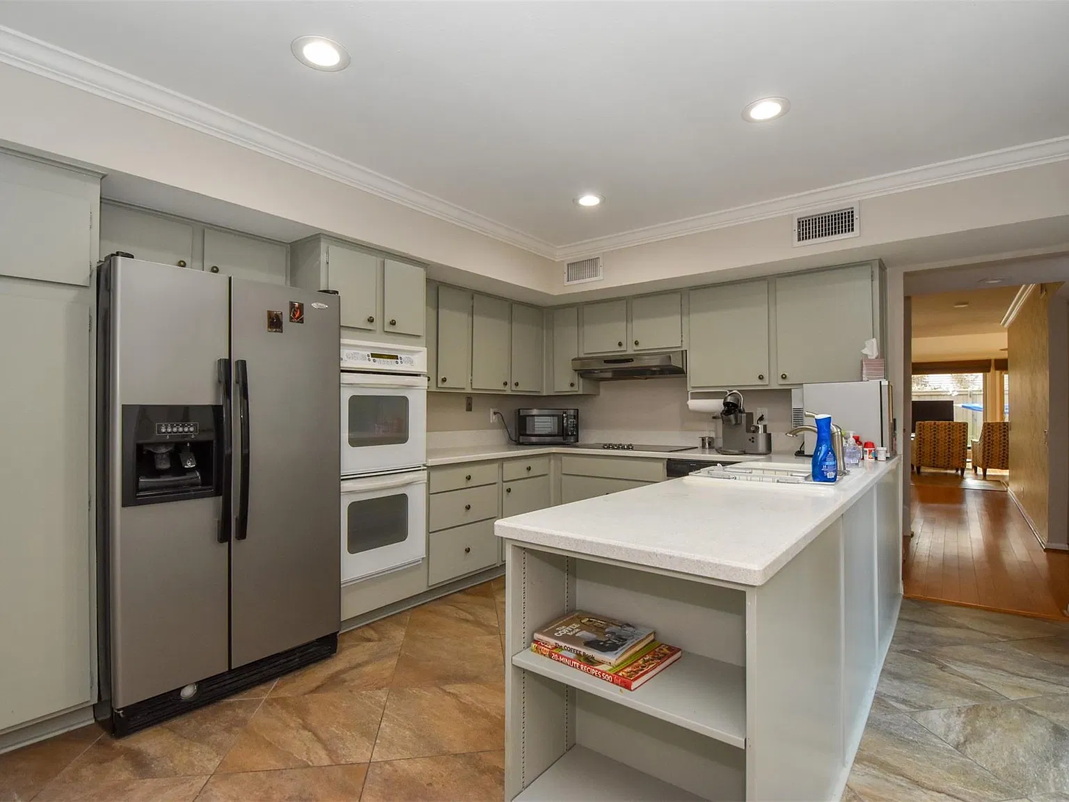 2 bed, 2.5 bath, 1941 sqft, $2,400 — Photo 2