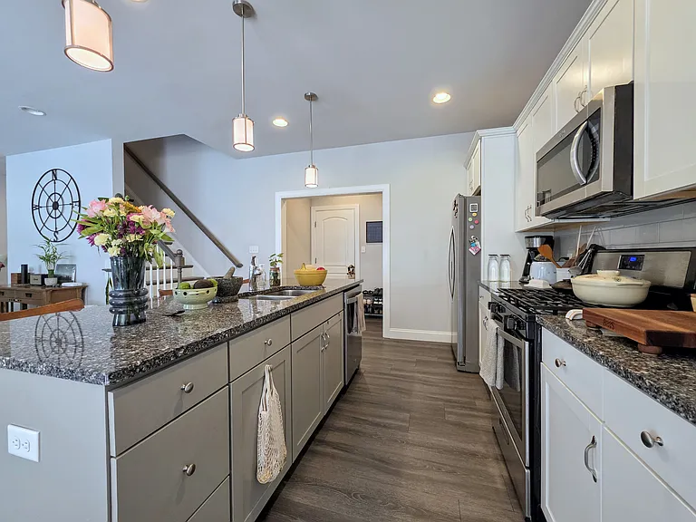 207 Buckton Dr — Photo 6