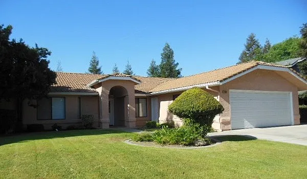 2102 E Fallbrook Ave photo 1
