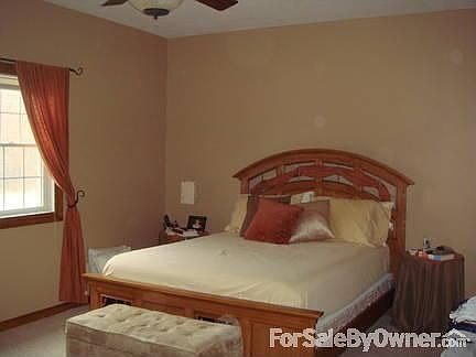 Master bedroom.
						:
						Walk-in closet and Master Bathroom.