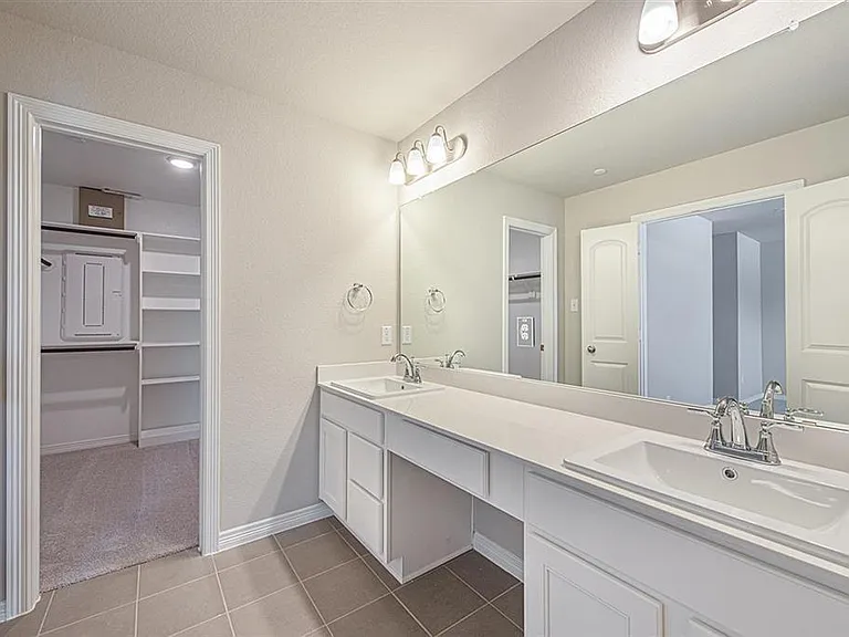 8040 Scanlan Trl — Photo 13