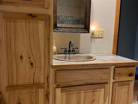 Bathroom (main floor)