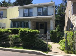 7 Walnut Pl, Great Neck, NY 11021