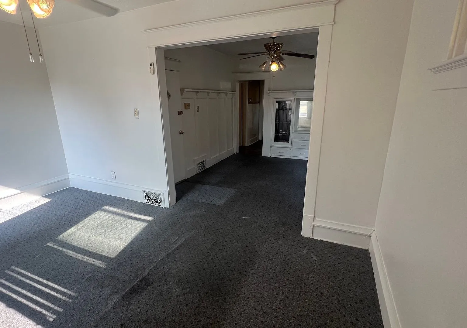 Spacious 3-Bedroom Upper Unit in Park West — Photo 3