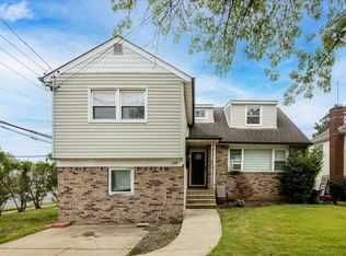 559 Arlington Pl, Cedarhurst, NY 11516