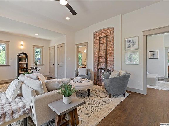 4th image of 703 S 10th St
