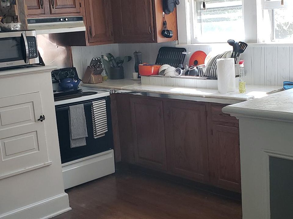2nd image of 174 Ulster Ave Floor 1
