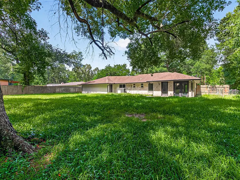 18747 Woodridge Dr — Photo 37