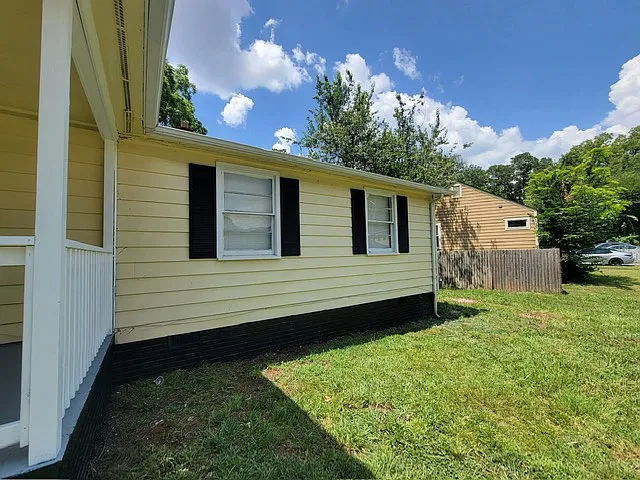 1418 Winston Dr — Photo 5