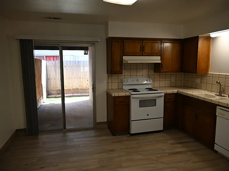 1031 N Lynora St — Photo 5