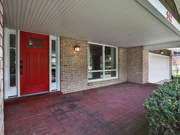 3rd image of 512 Kenilworth Ln