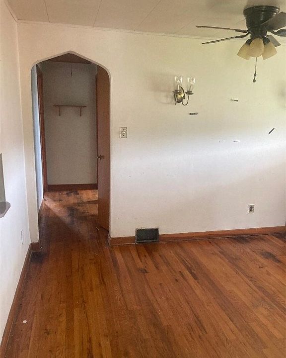 2nd image of 914 8th Ave