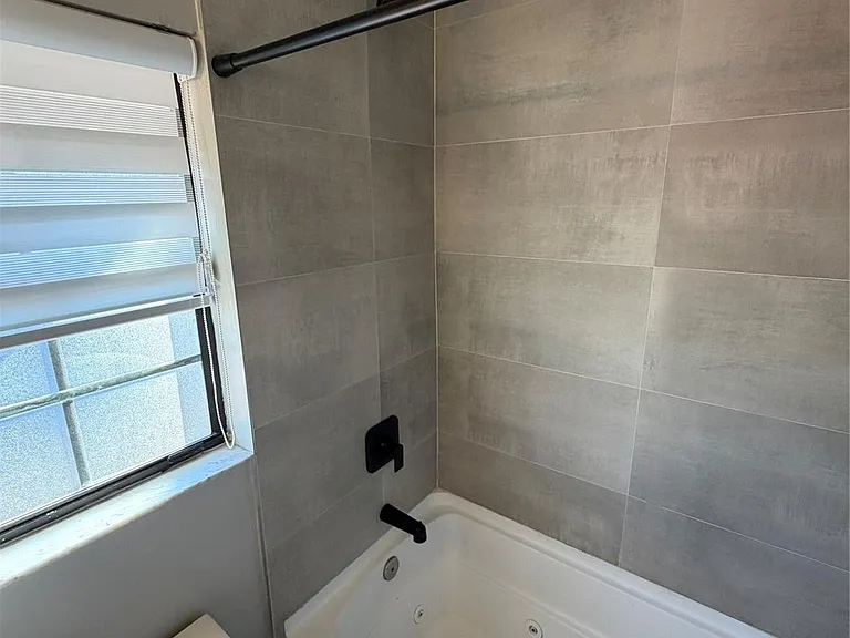 608 NE 29th Dr #1 — Photo 18