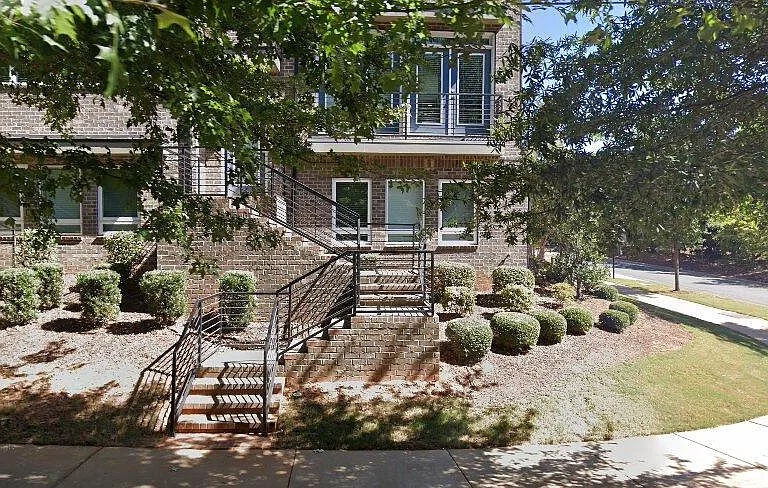 704 Lamar Ave — Photo 2