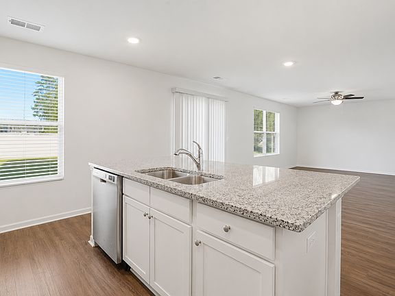 5th image of 27 Spicebush Cir