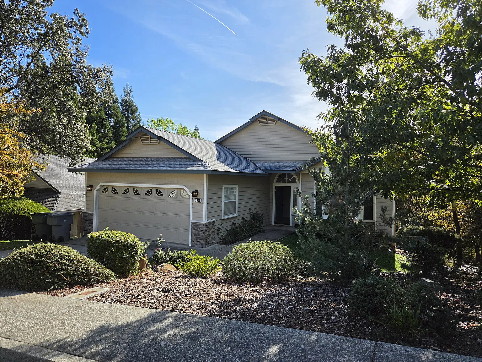 3 bed, 2350 sqft, $2,995 — Photo 1