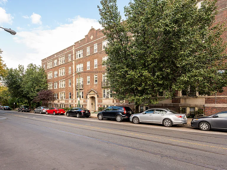 Surrey Hall Apartments — Photo 5