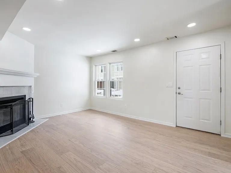 1221 Whispering Hills Dr — Photo 3