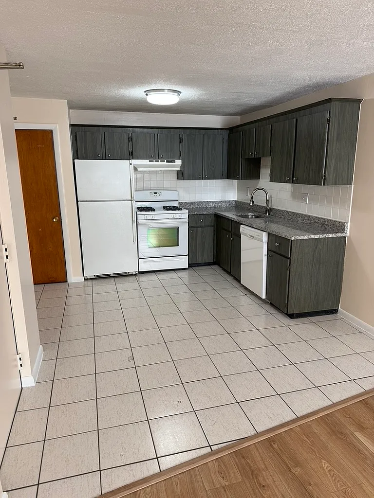 2 bed, 900 sqft, $2,200 — Photo 2