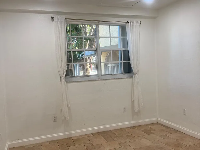 242 SW 15th Ave #A — Photo 13