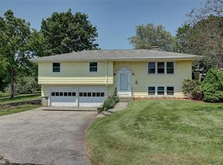 53 Bourbon St, Portsmouth, RI 02871