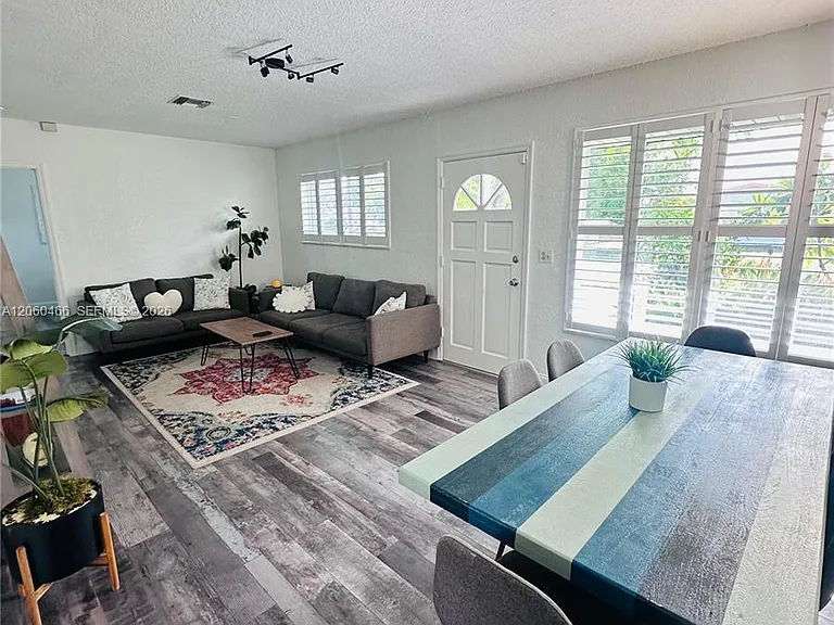 1020 S 14th Ct — Photo 8