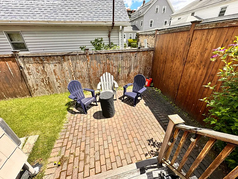 16 Middle St — Photo 12