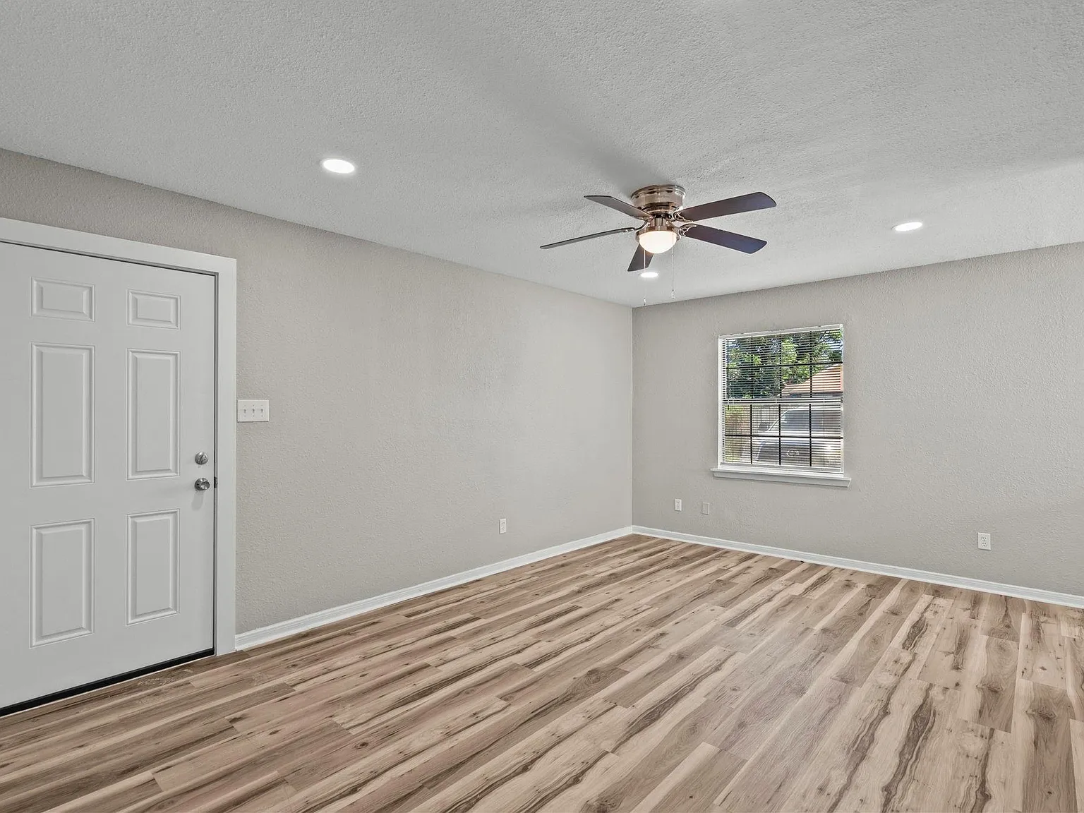 3 bed, 1.0 bath, 1087 sqft, $1,450 — Photo 4