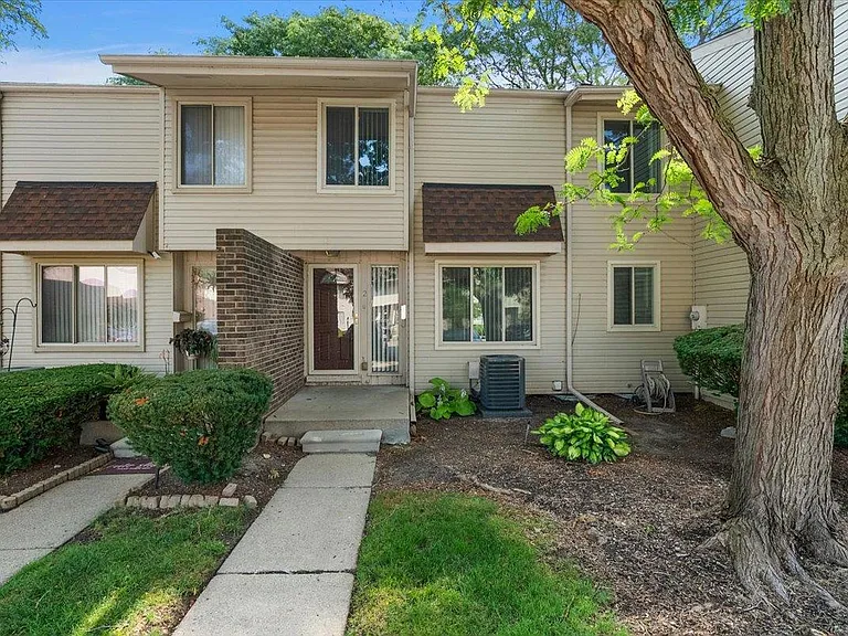 2 Roanoke Towne St — Photo 1
