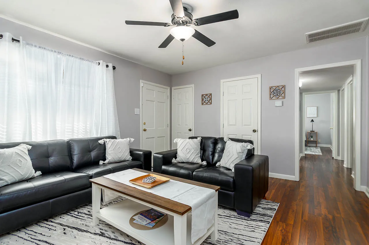 4 bed, 1.5 bath, 1900 sqft, $3,800 — Photo 4