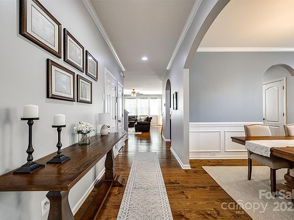 4th image of 2079 Newport Dr