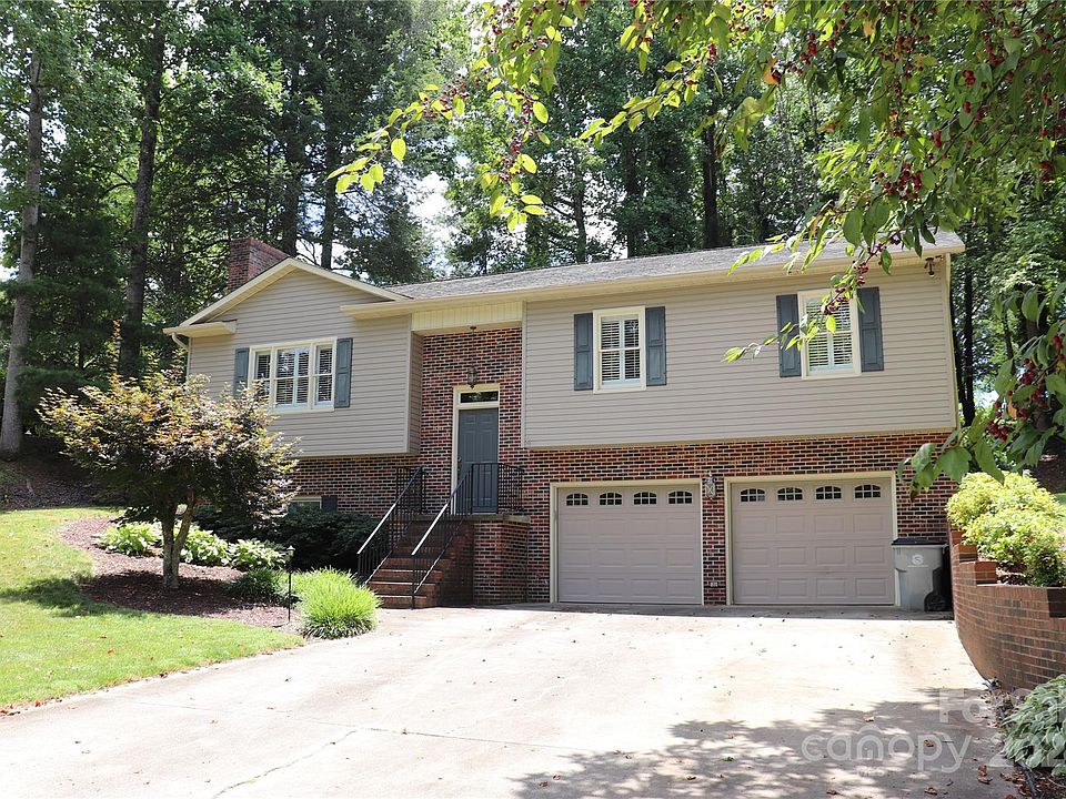 1st image of 1008 Woodbine Pl NE