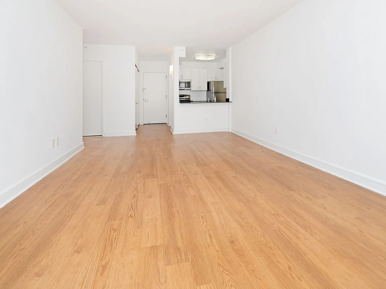 140 Riverside Boulevard — Photo 4