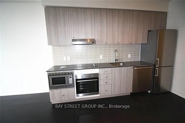 7 Kenaston Gdns #607 — Photo 3