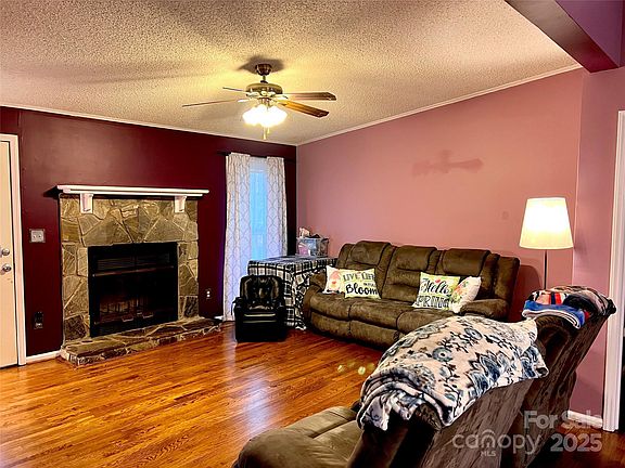 3rd image of 105 Old Bridge Ct