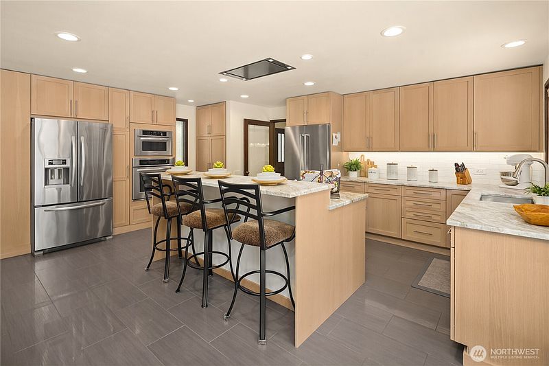 3rd image of 6815 E Mercer Way