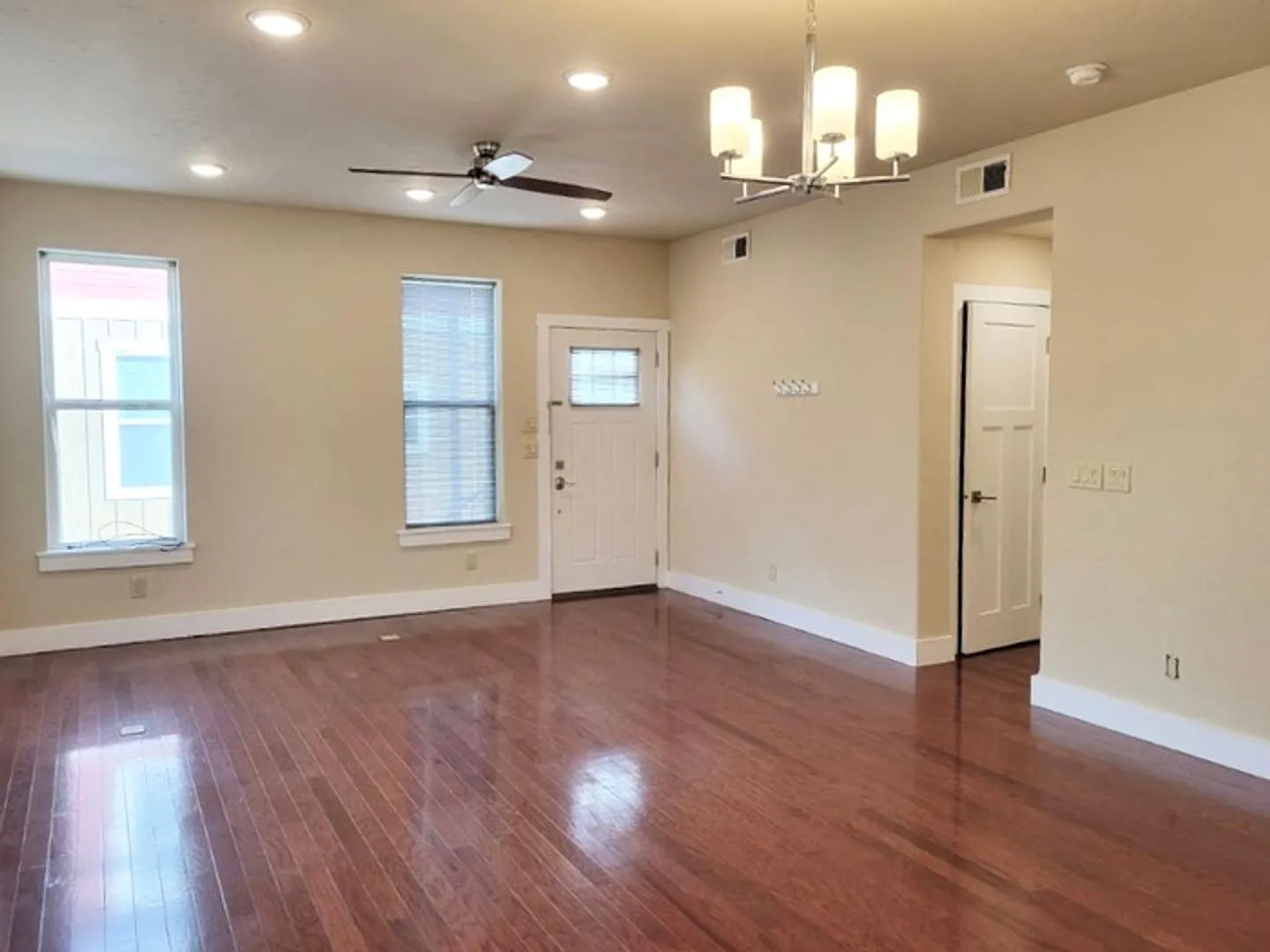 $1000 Off First Month High End Apartment In The Heart Of Downtown 525 E Kiowa St - 201 — Photo 4