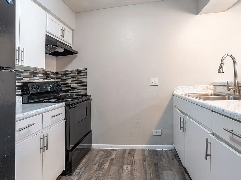 Southgate Manor Apartments — Photo 13