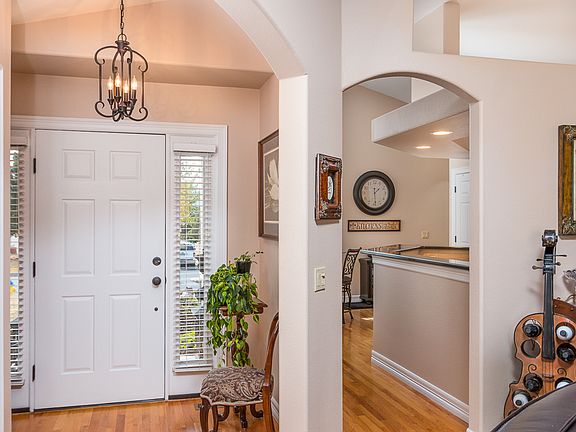 Foyer w/Hardwood Flooring