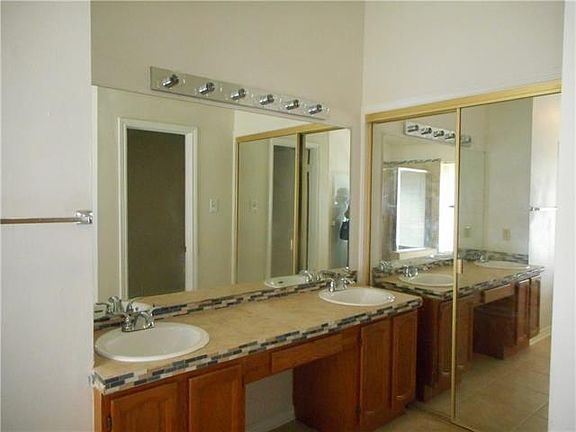 5th image of 2224 S Parkway Blvd S