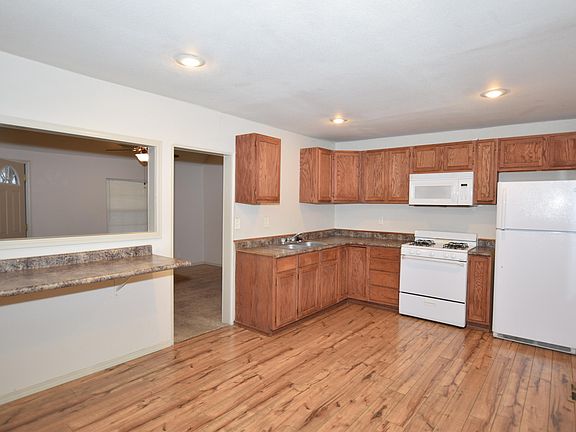 4th image of 720 N Oak St