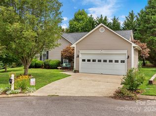 28 Sand Pebble Ct, Fletcher, NC 28732