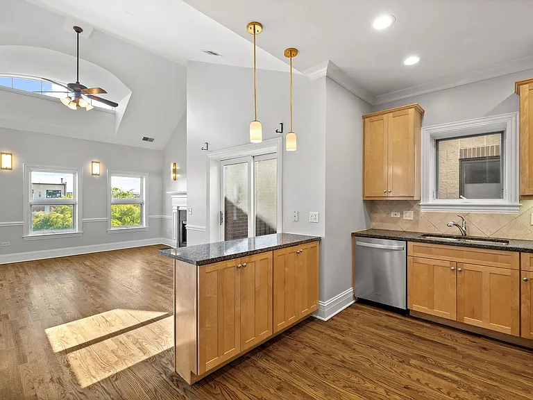 924 W Dakin St #4 — Photo 12