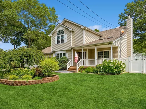 35 Williams Avenue, Holtsville, NY 11742