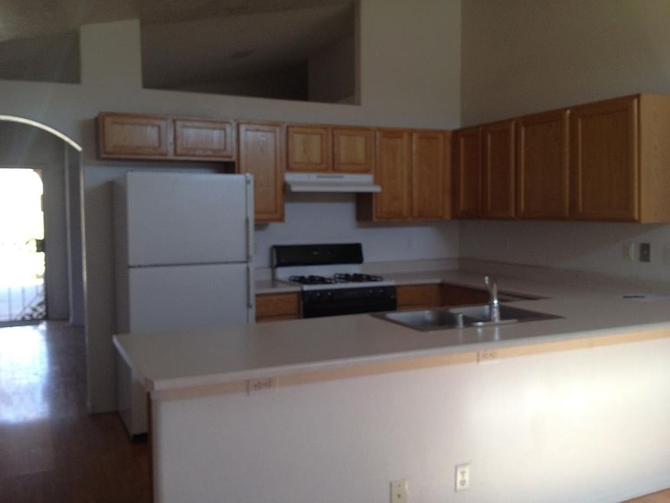 Kitchen with All Appliances-Like New!