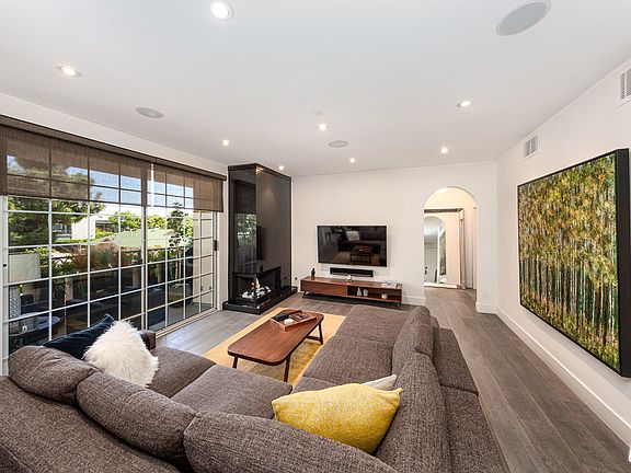 2nd image of 930 N Doheny Dr APT 101
