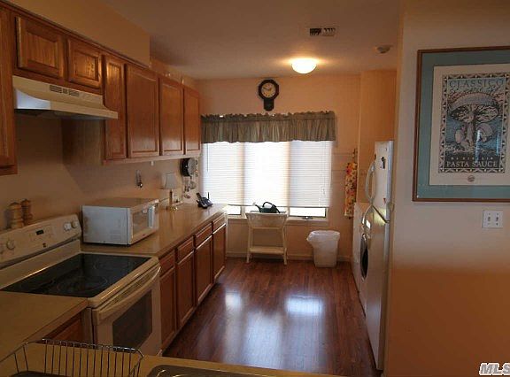 3rd image of 214 Fox Hill Dr