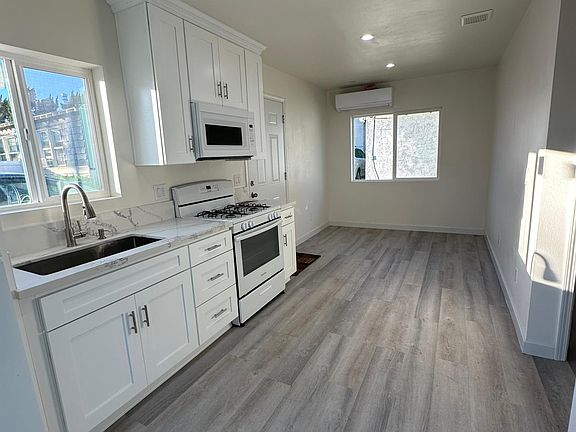3rd image of 6634 1/2 Gaviota Ave #1/2