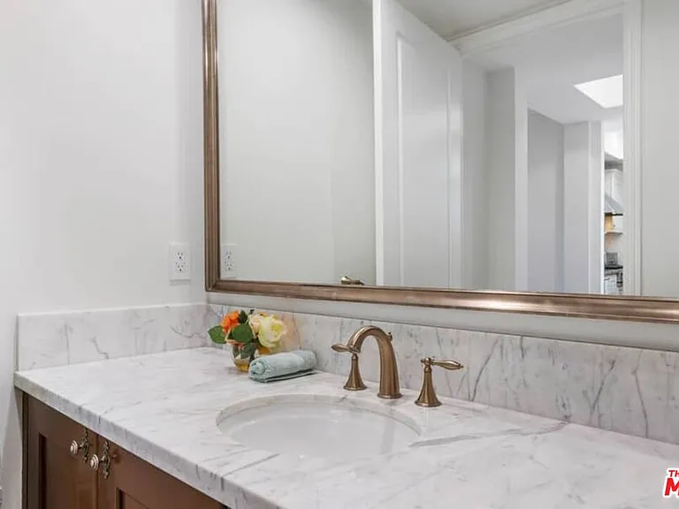 261 S Reeves Dr — Photo 15